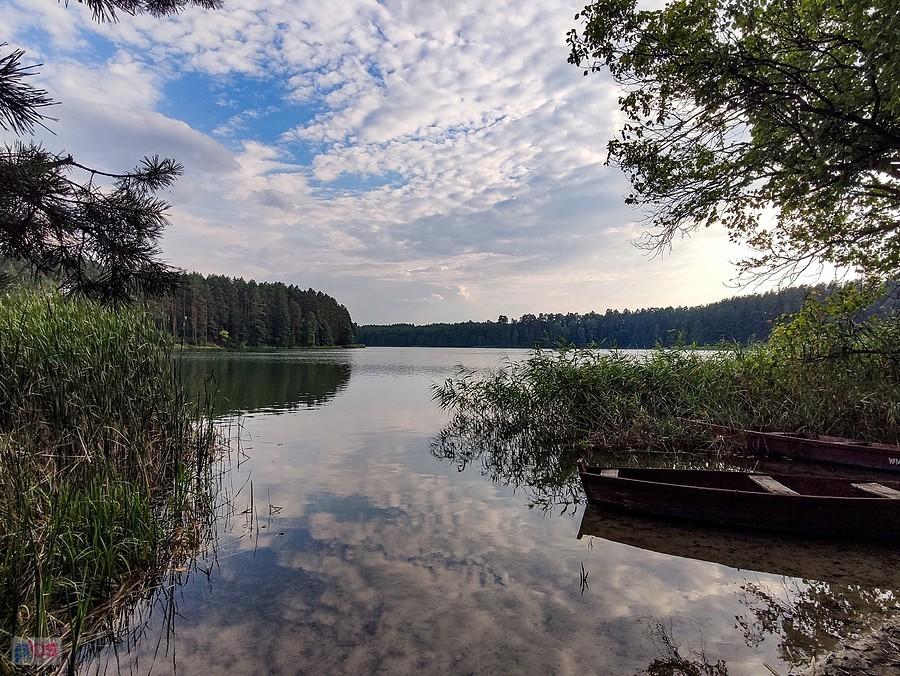 Chmurki przeglądają się w wodzie