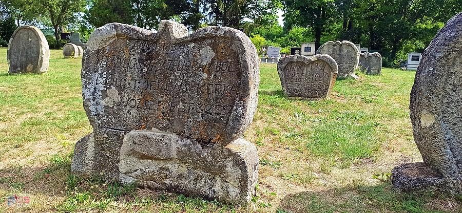 Niezwykły cmentarz kalwiński o nagrobkach w kształcie serca w Balatonudvari