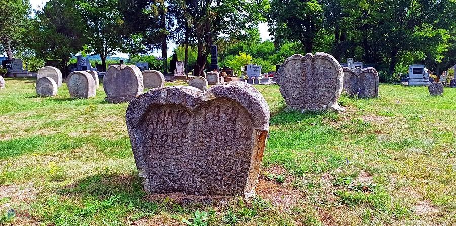 Zabytkowy cmentarz nad Balatonem w miejscowości Balatonudvari