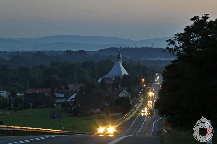 podwieczorna krajówka koło kościoła w Iskrzyni
