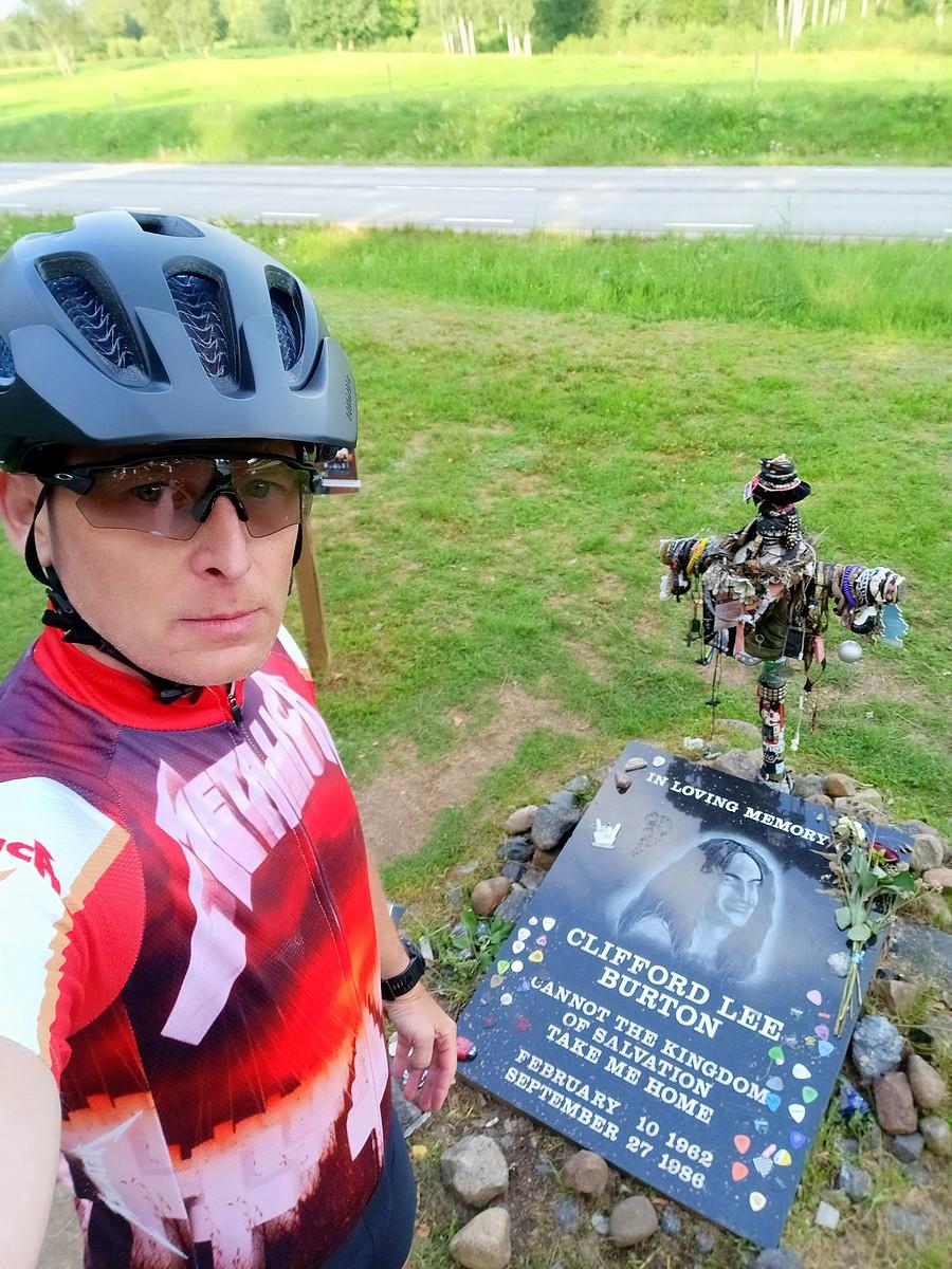 U celu: Cliff Burton Memorial Stone.