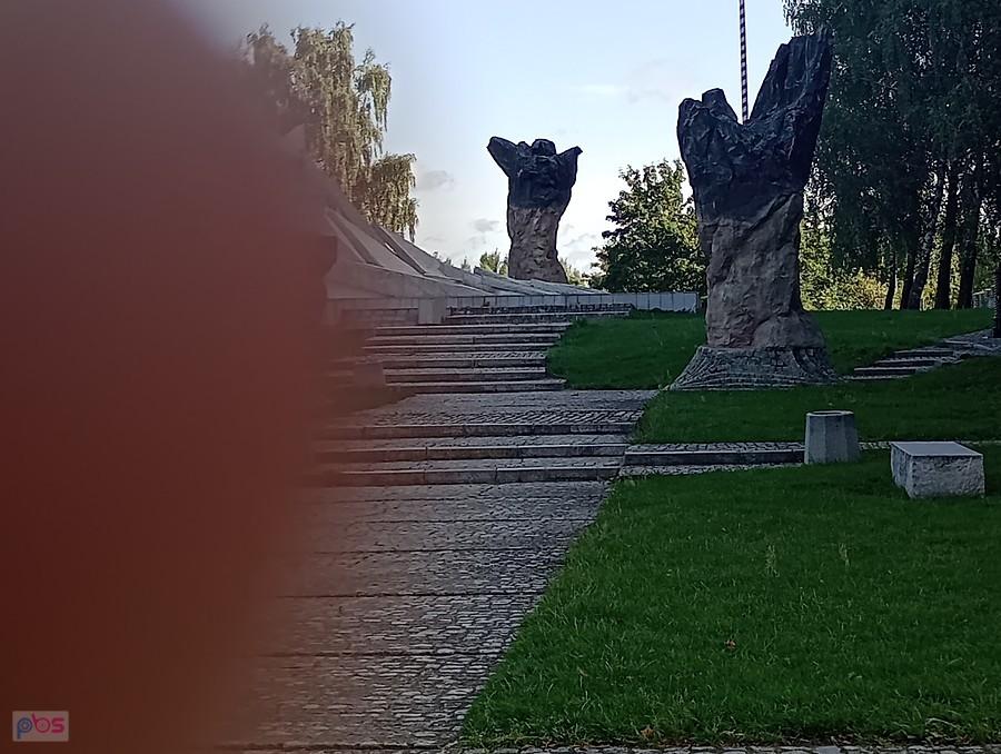 Sam pomnik niestety przysłoniłam palcem