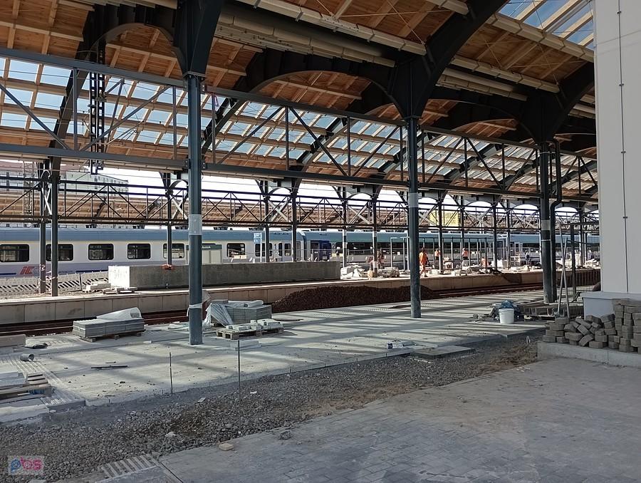 Trwa przebudowa torowiska i peronów, robią zadaszenie i przejścia podziemne