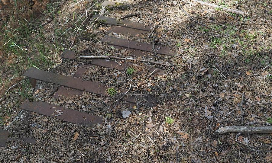 Widoczne zabezpieczenia blachami przed odpryskami betonu w razie bezpośredniego trafienia w strop schronu