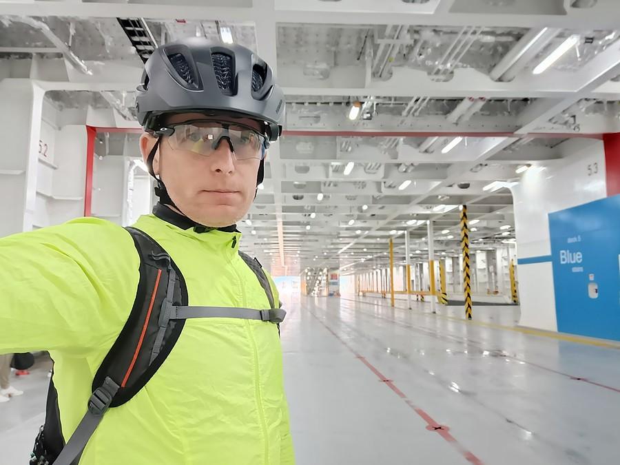 Opustoszały pokład samochodowy promu Stena Line.