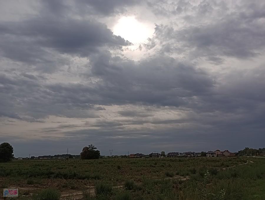Słońce przebija się przez chmury