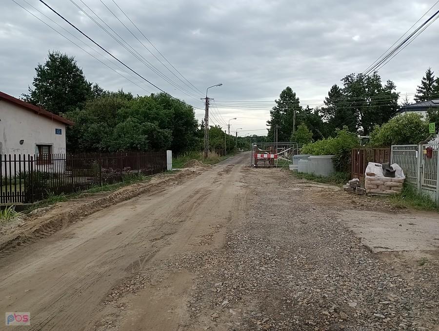 Ulica Andersa w Janowie bez warstwy asfaltu, przygotowana do remontu