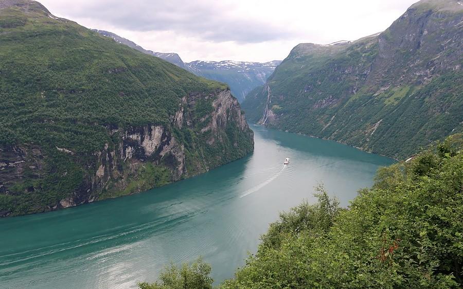Pocztówka znad (tłocznego) punktu widokowego na Geirangerfjord