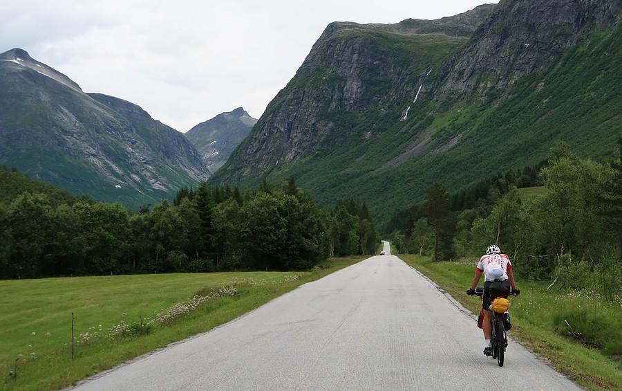 Podjazd w stronę Trollstigen okazuje się być długim i z łagodnym nachyleniem