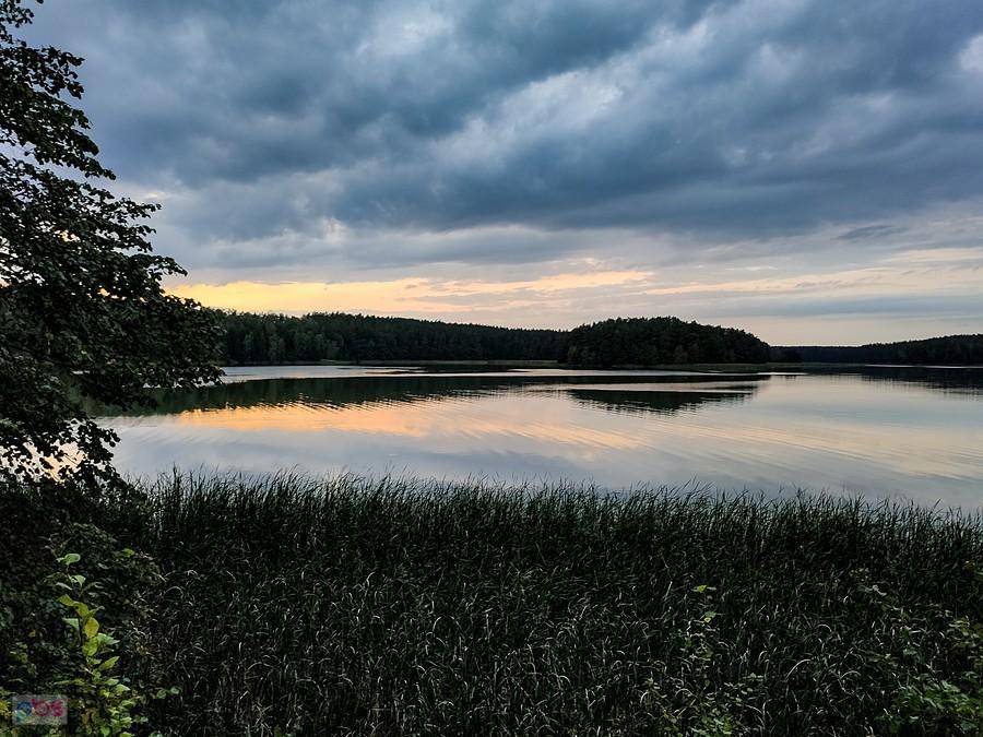 Słońce schowało się za jeziorem