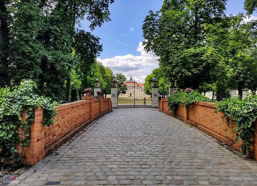Przed bramą pałacu w Rogalinie
