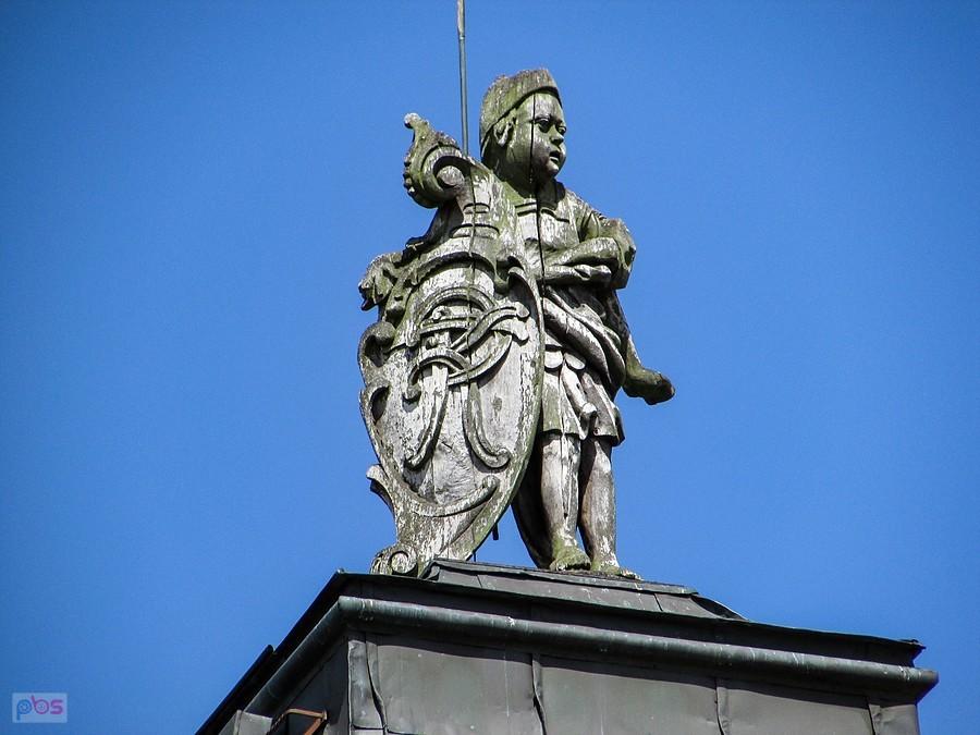 Tajemnicza rzeźba na pałacu w Rogalinie