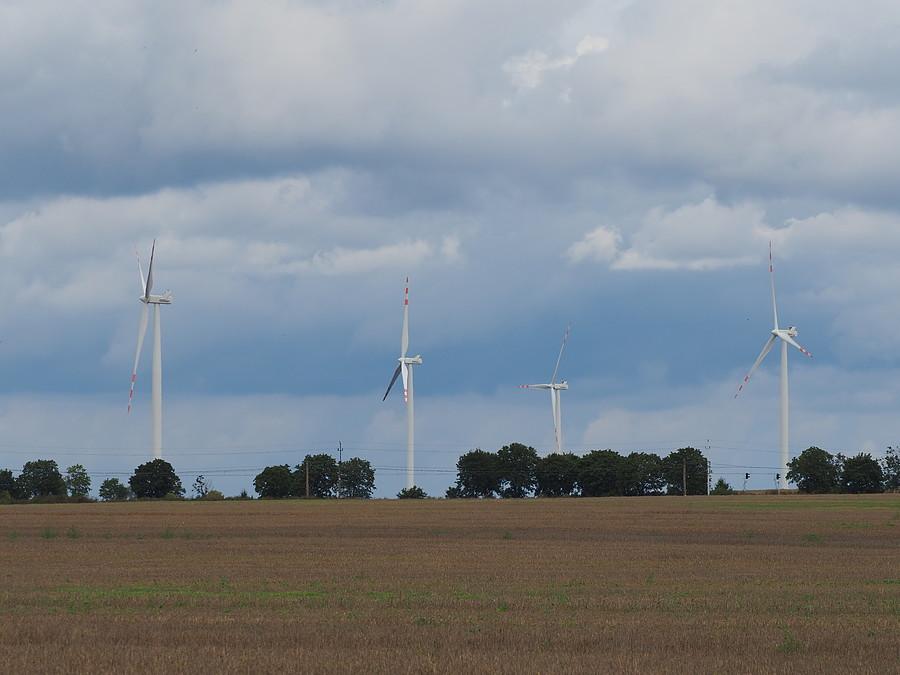 Odchodzące czarne chmury i rodzina wiatraków