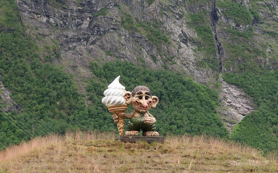 Troll z lodzikiem