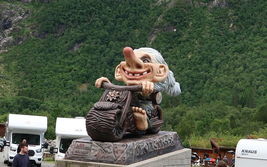 Troll długowłosy motocyklista