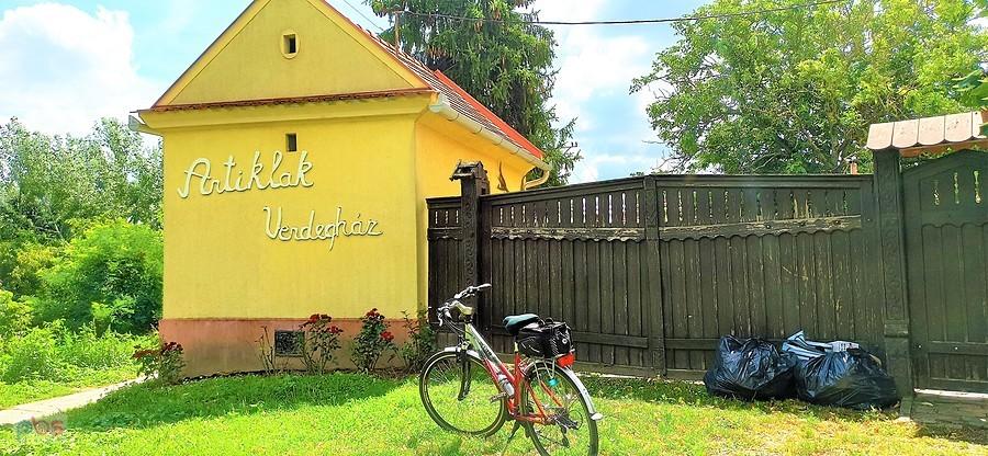 Przed bramą do domku gościnnego Antiklak w Doboz