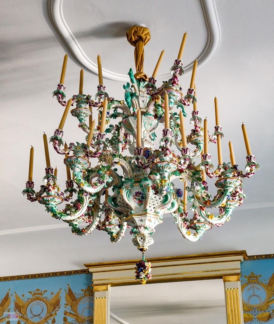 Pałac w Rogalinie - porcelanowy żyrandol w salonie herbowym