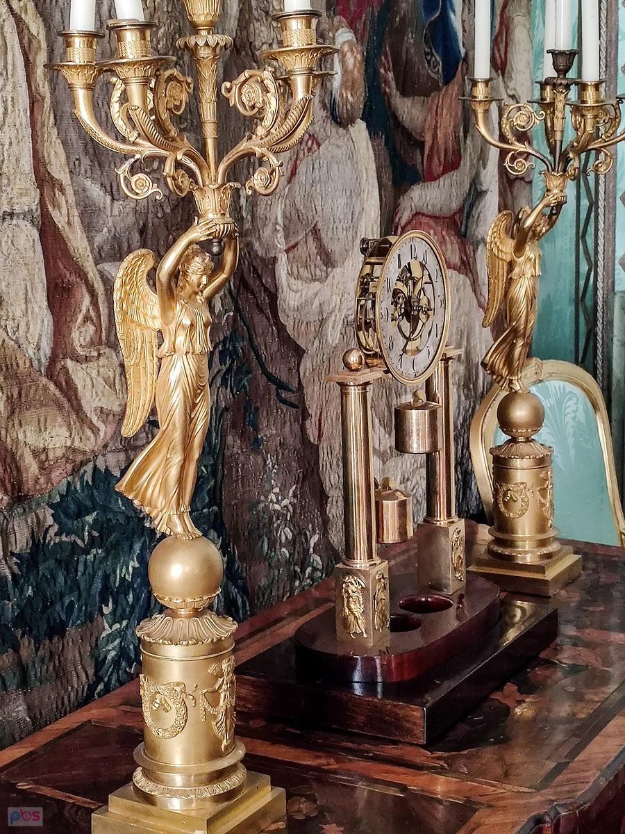 Pałac w Rogalinie - zegar w styku empire w salonie gobelinowym
