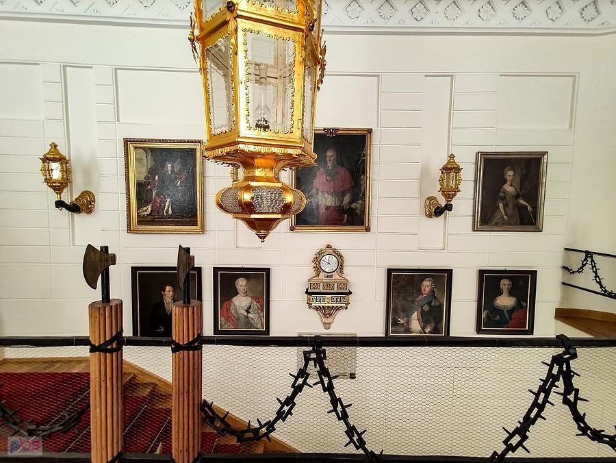 Pałac w Rogalinie - sień z galerią obrazów