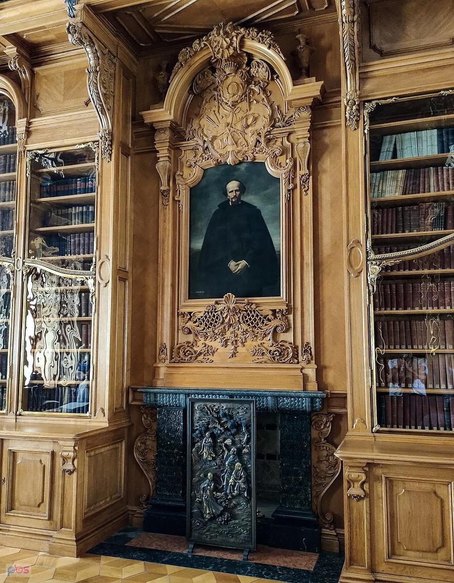 Pałac w Rogalinie - portret Rogera Raczyńskiego w bibliotece