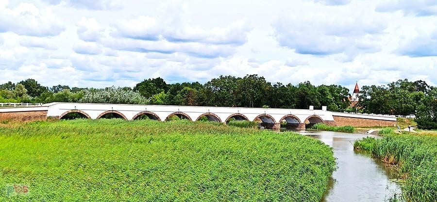 Słynny kamienny dziewięcioprzęsłowy most na rzeczce Hortobagy w miejscowości Hortobagy