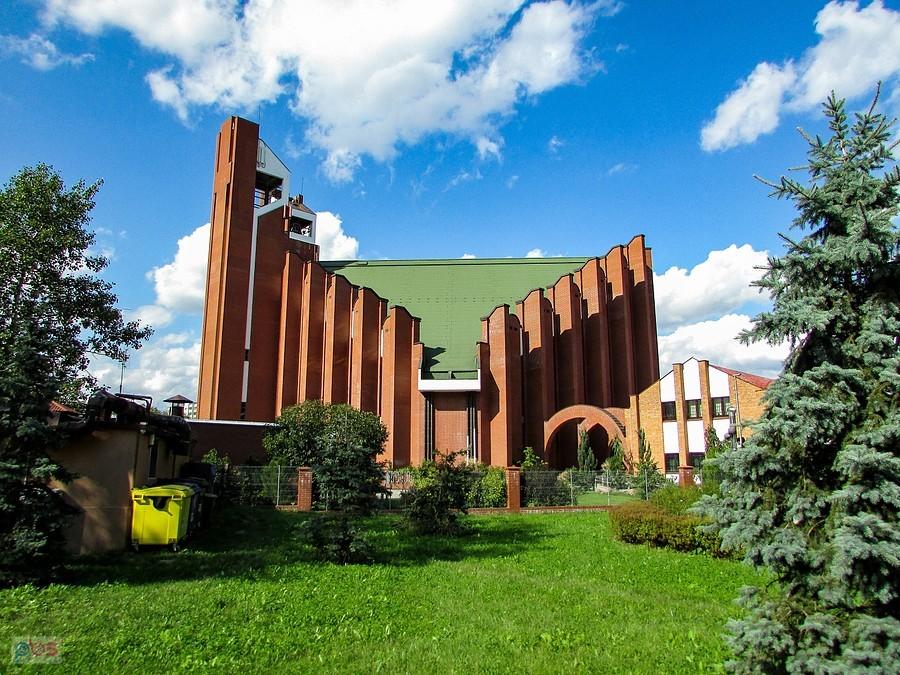 Widok na kościół na Dereniowej od południa