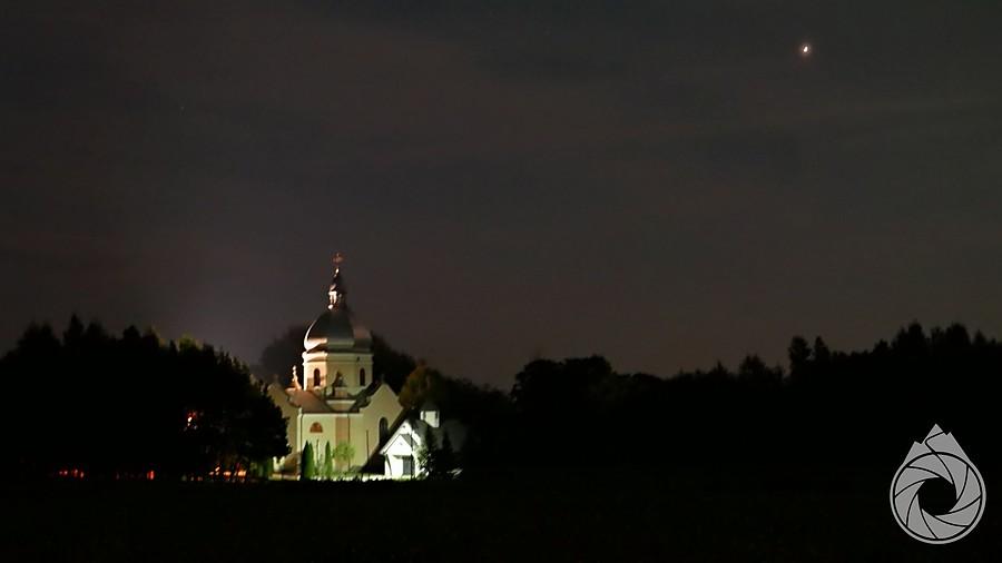 nocą świecący kościól w Cetuli