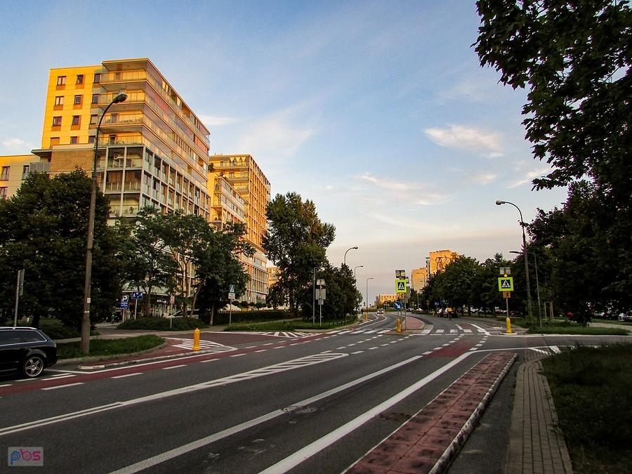 Ulica Dereniowa z DDR-ami po obydwu stronach