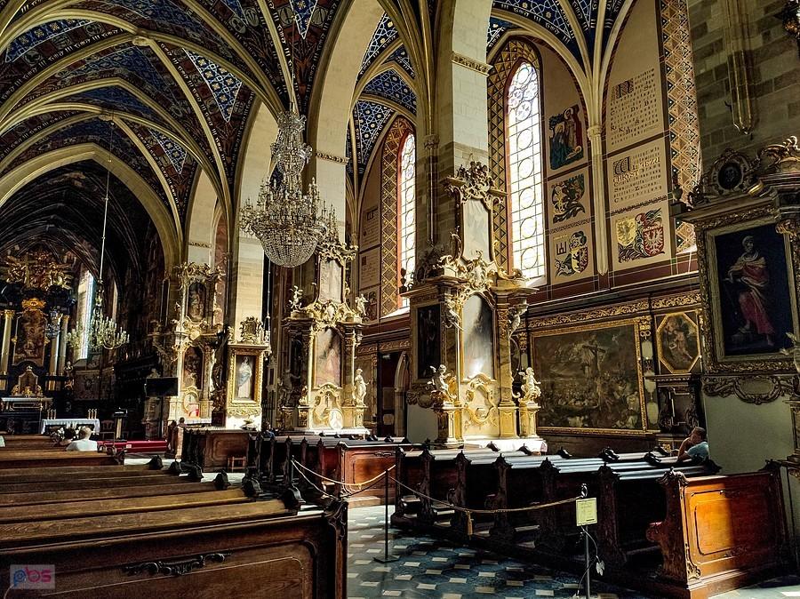 Światło pada z południowej nawy