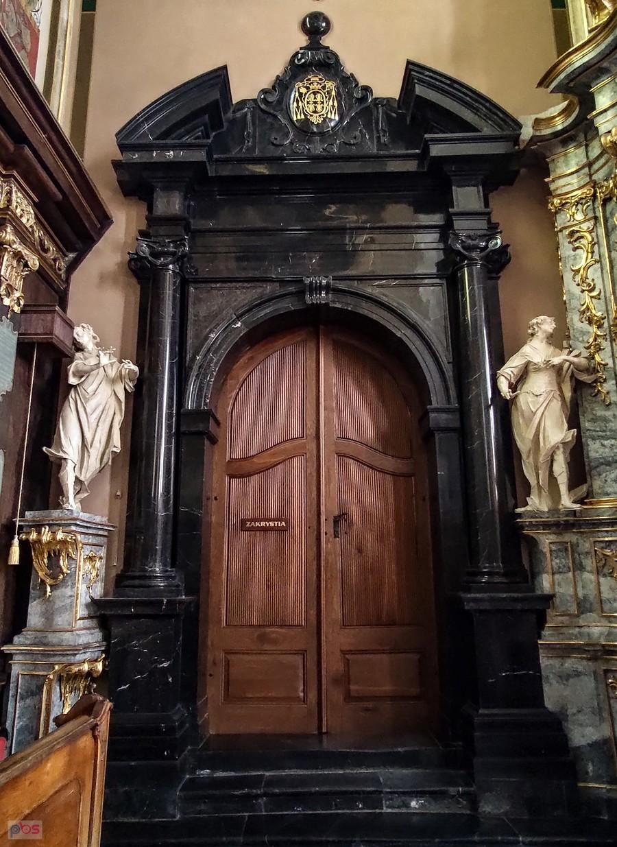 Barokowy portal wejścia do zakrystii