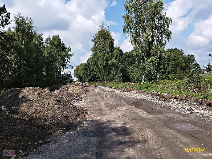 Chwilowo brak asfaltu z Chudowa do Przyszowic (IX 2023)
