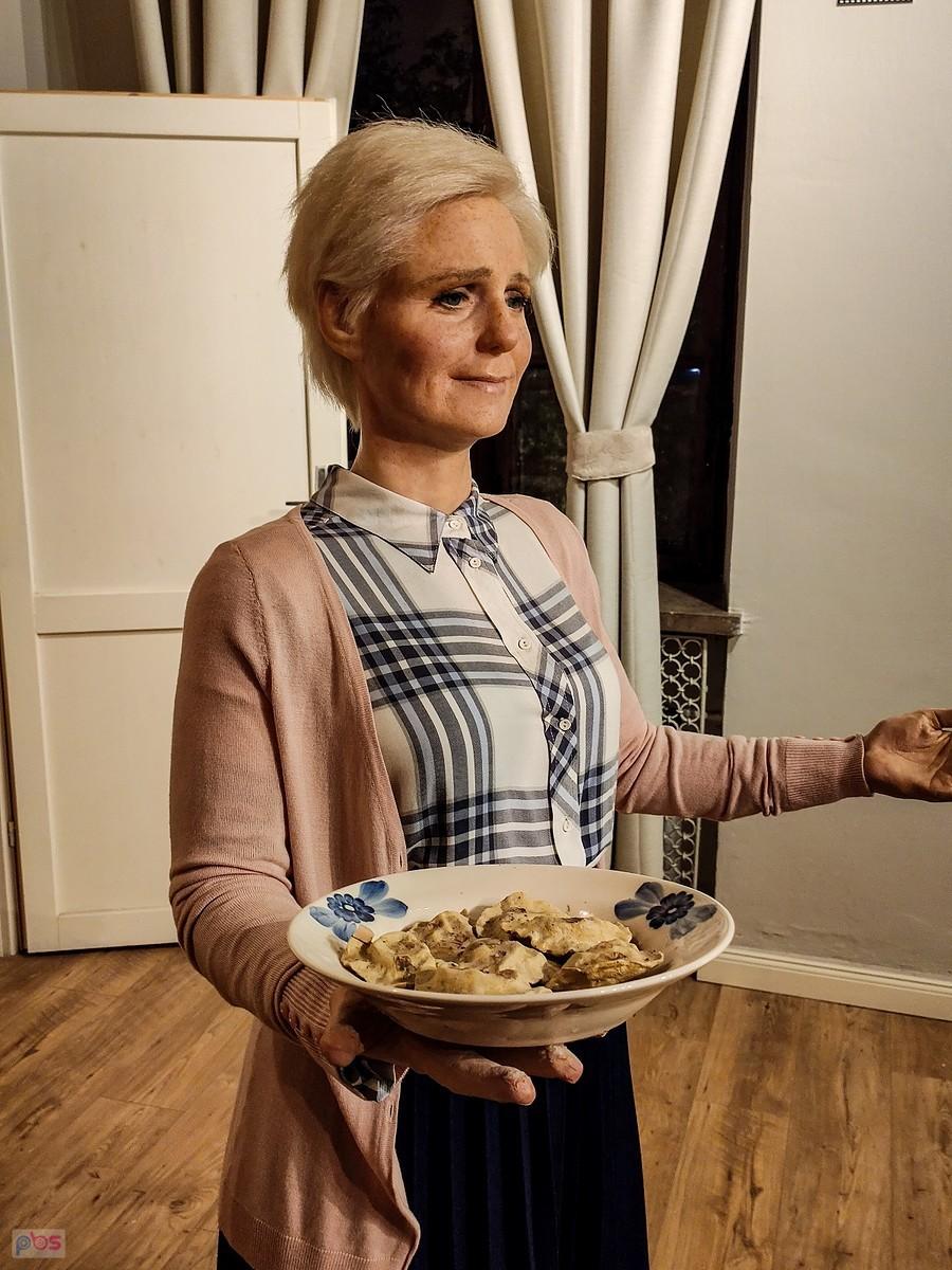 Natalia serwuje pierogi