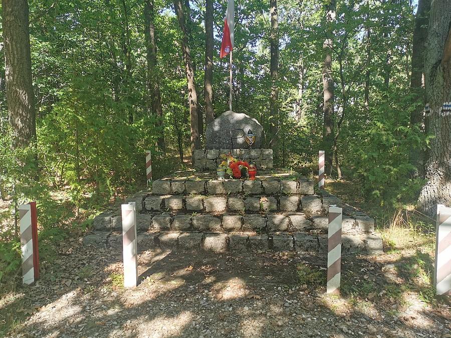 Kamienny obelisk upamiętniający pomordowanych w Lasach Chotomowskich