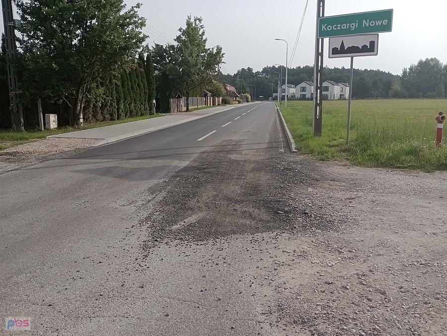 Naprawdę nie można było zrobić jeszcze 1,5 m asfaltu? A tak zostały dziury...