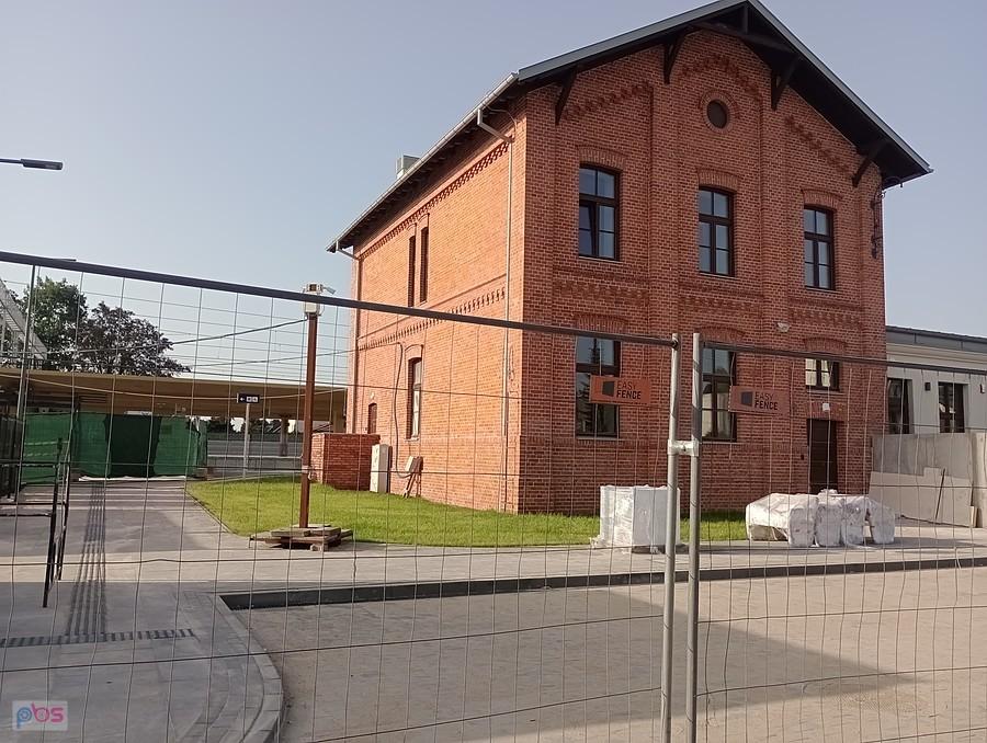Budynek dworca w Ożarowie już gotowy. Trwają jeszcze prace na stacji