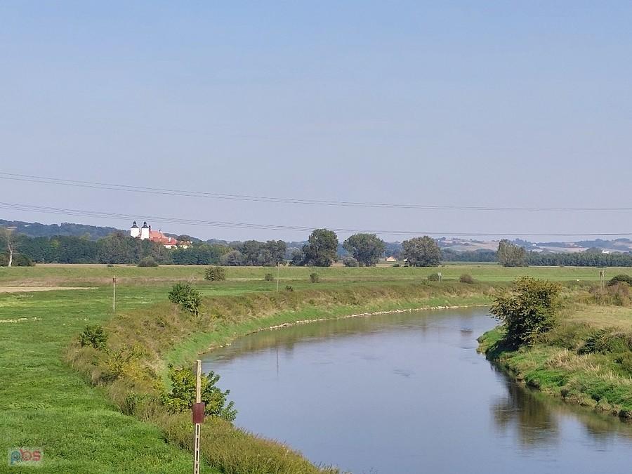 W dali widać sylwetkę kościoła i klasztoru w Hebdowie- obowiązkowy punkt kontrolny na trasie Wisły