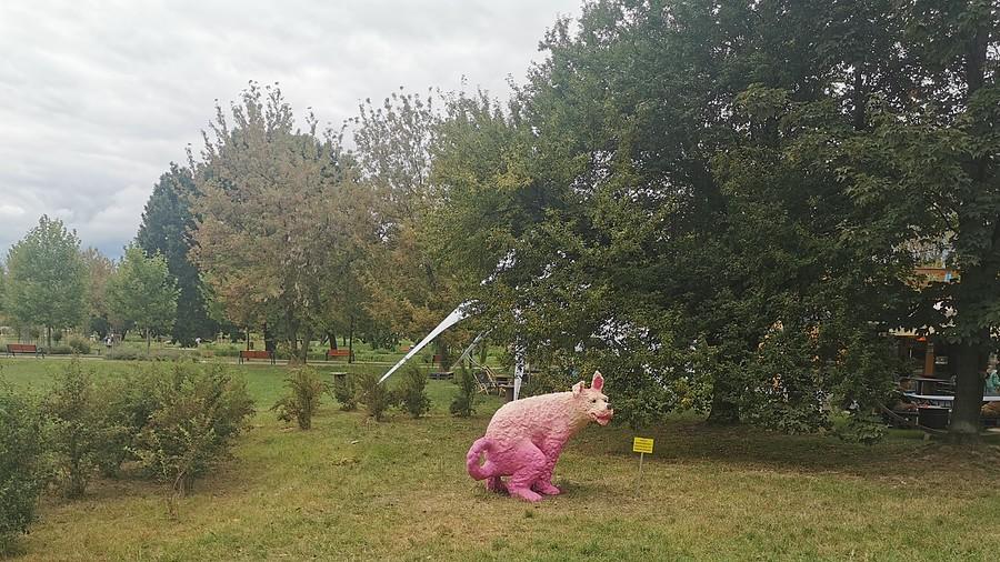 Pomnik srającego psa na Ochocie