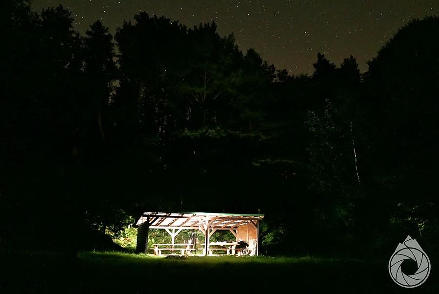 jeszcze gwieździsta noc pod wiatą