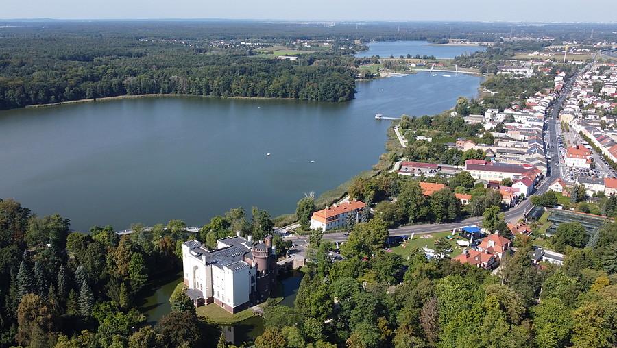 Centrum Kórnika ze sławnym Zamkiem i ładnym jeziorem