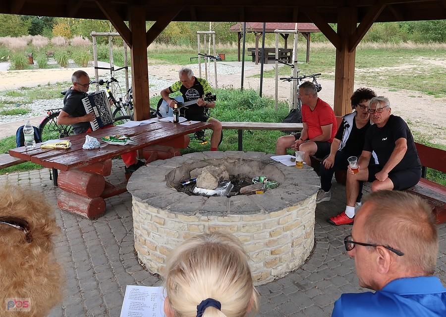 W altanie przy jeziorku krasowym w Kusiętach