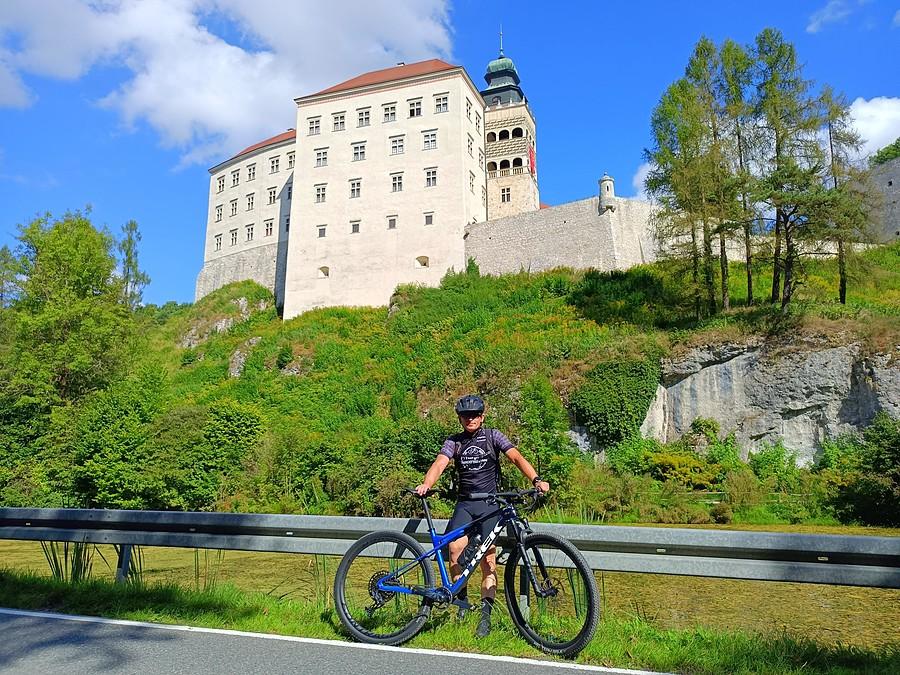 Przy zamku w Pieskowej Skale.