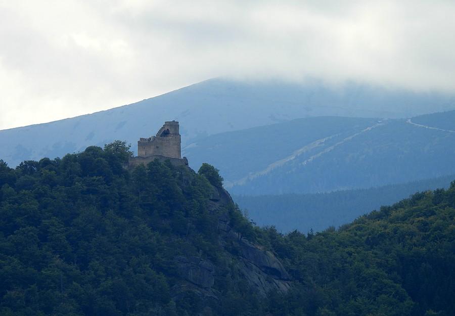 Chojnik i niewidoczna Śnieżka
