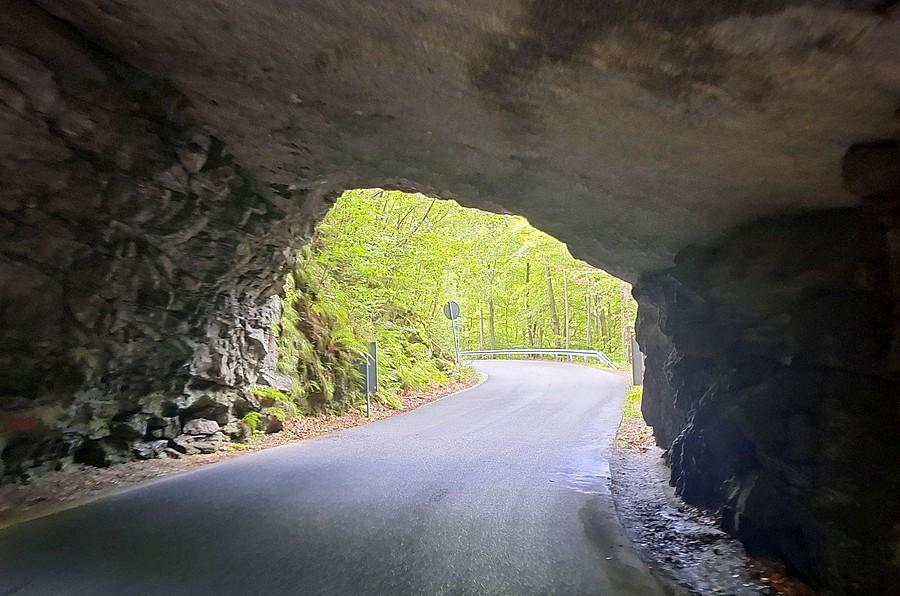 Tunel z podjazdu do Michałowic