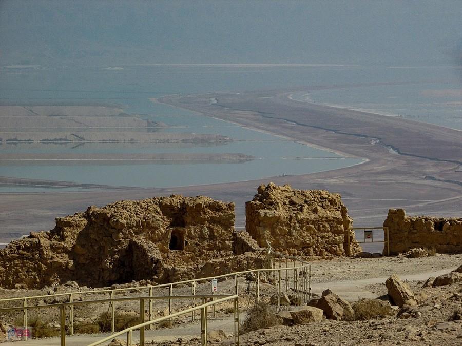 Środkiem Morza Martwego przebiega granica Izraela i Jordanii