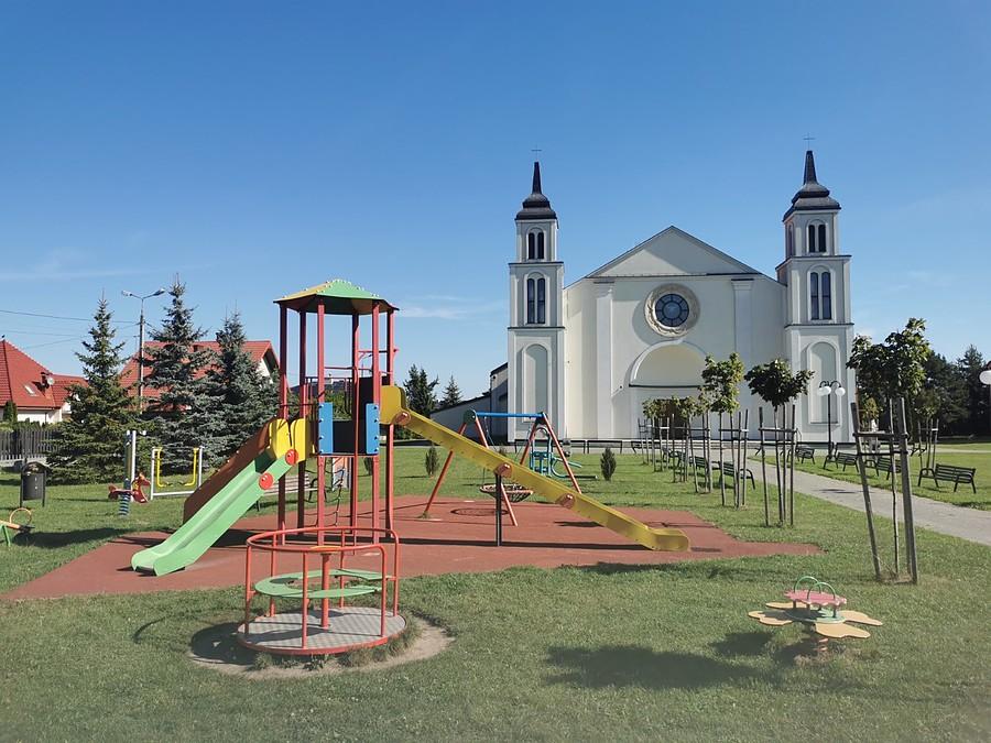Przykościelny plac zabaw
