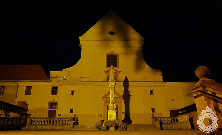spokojny nocny klasztor w Sędziszowie