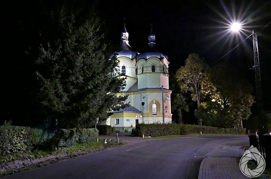 kościółek w Krasnej nocą