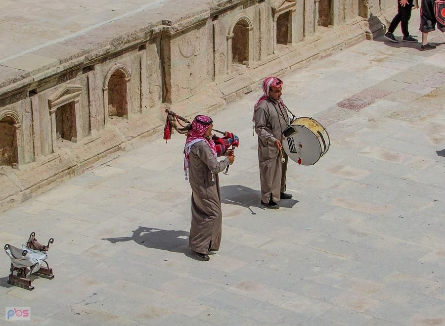 Jerash - kobziarz i bębniarz dają pokaz