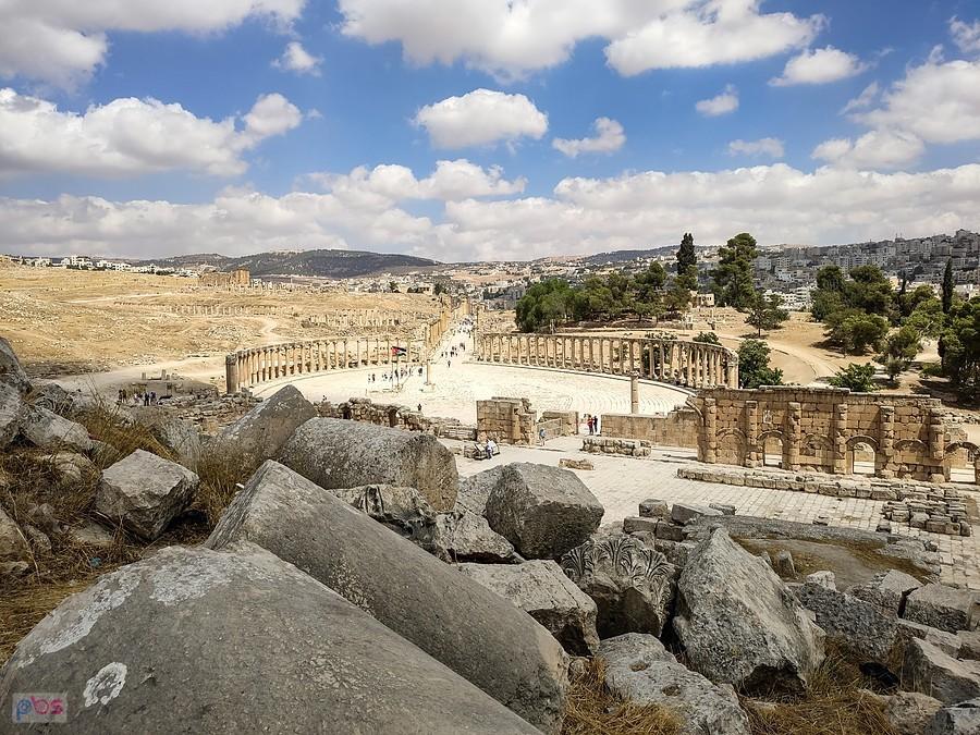 Jerash - forum otoczone jest 56 kolumnami