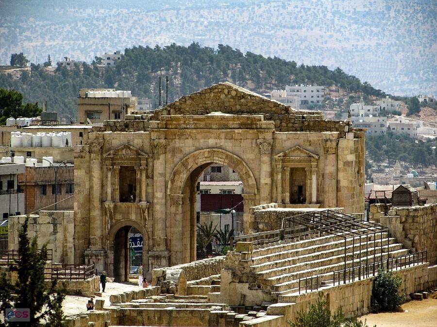 Jerash - łuk triumfalny cesarza Hadriana i fragment widowni hipodromu